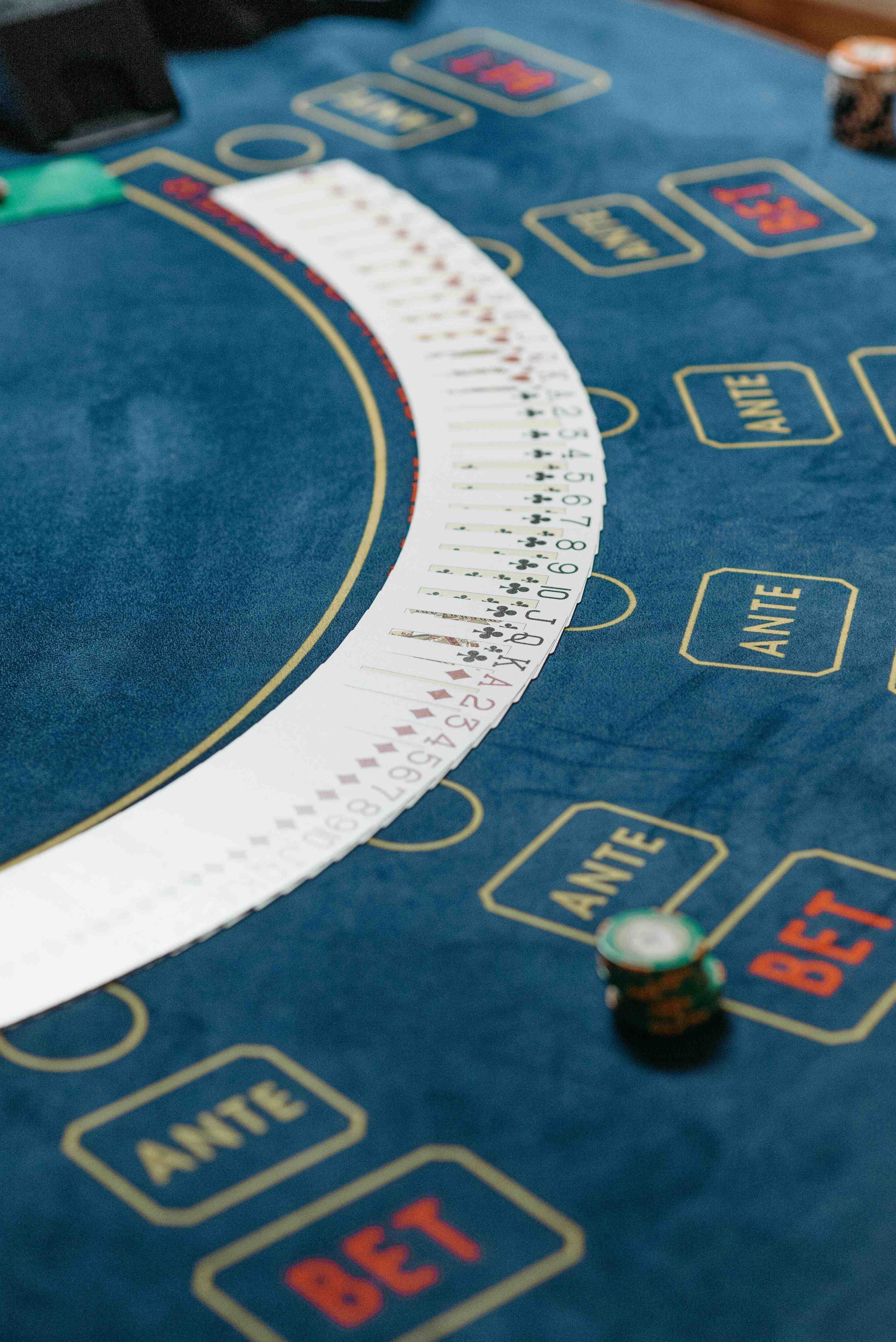 Ilustrasi pengguna memasang taruhan sportsbook dan slot online di rgm168
